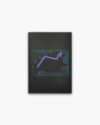 Copertina nera con grafica lineare di profili montuosi in viola e verde, vista frontale