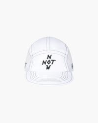 Cappellino Not Now bianco con scritta nera sul fronte, vista frontale