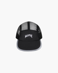 Cappellino Metal Logo interamente in mesh nero con scritta Wild Tee in caratteri gotici, vista frontale