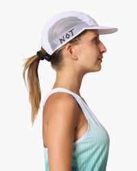 Cappellino da corsa bianco, indossato, vista laterale
