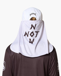 Copri collo per cappellino bianco, indossato, vista posteriore