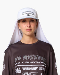Copri collo per cappellino bianco, indossato, vista frontale
