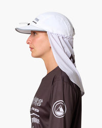 Copri collo per cappellino bianco, indossato, vista laterale
