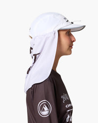 Copri collo per cappellino bianco, indossato, vista laterale