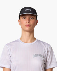 Cappellino da corsa nero, indossato, vista frontale