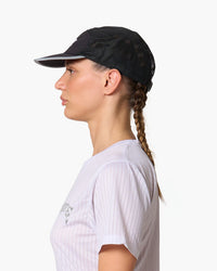 Cappellino da corsa nero, indossato, vista laterale