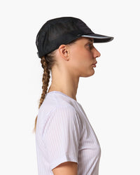 Cappellino da corsa nero, indossato, vista laterale