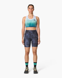 Pantaloncini aderenti, indossati, vista frontale