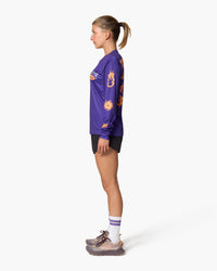 Maglia a maniche lunghe viola, indossata, vista laterale