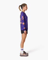 Maglia a maniche lunghe viola, indossata, vista laterale