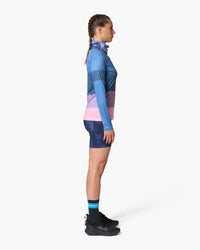 Maglia a maniche lunghe, indossata, vista laterale