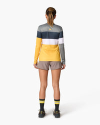 Maglia a maniche lunghe, indossata, vista posteriore