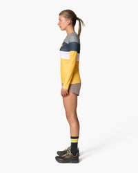 Maglia a maniche lunghe, indossata, vista laterale