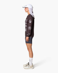 Maglia a maniche lunghe nera, indossata, vista laterale