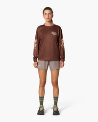 Maglia a maniche lunghe marrone, indossata, vista frontale