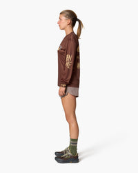 Maglia a maniche lunghe marrone, indossata, vista laterale