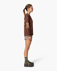 Maglia a maniche lunghe marrone, indossata, vista laterale