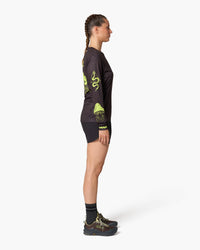 Maglia a maniche lunghe nera, indossata, vista laterale