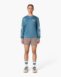 Maglia a maniche lunghe azzurro petrolio, indossata, vista frontale