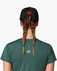 Cappello con visiera nero, indossato, vista posteriore