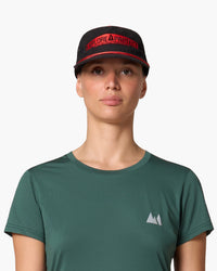 Cappello con visiera nero, indossato, vista frontale