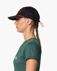 Cappello con visiera nero, indossato, vista laterale