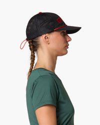 Cappello con visiera nero, indossato, vista laterale
