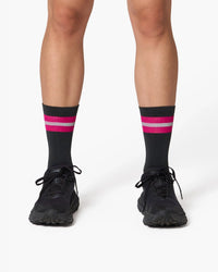 Calze a mezza gamba nere con righe fucsia, indossate, vista frontale