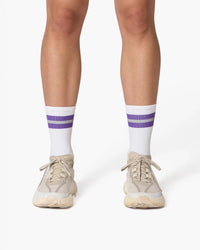 Calze a mezza gamba bianche con righe viola, indossate, vista frontale