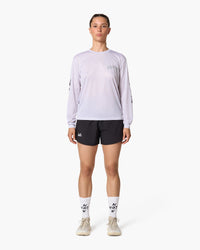 Maglia a maniche lunghe bianca, indossata, vista frontale