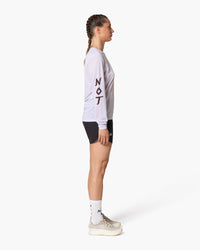 Maglia a maniche lunghe bianca, indossata, vista laterale