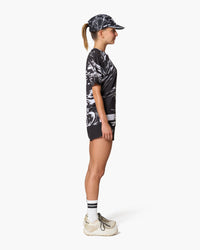 Maglietta a maniche corte nera, indossata, vista laterale