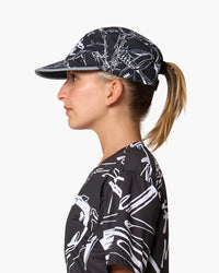 Cappellino da corsa nero, indossato, vista laterale