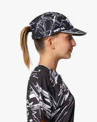 Cappellino da corsa nero, indossato, vista laterale