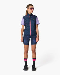 Gilet leggero senza maniche blu notte, indossato, vista frontale