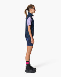 Gilet leggero senza maniche blu notte, indossato, vista laterale