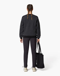 Maglione a girocollo nero, indossato, vista posteriore