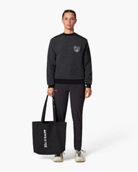 Maglione a girocollo nero, indossato, vista frontale