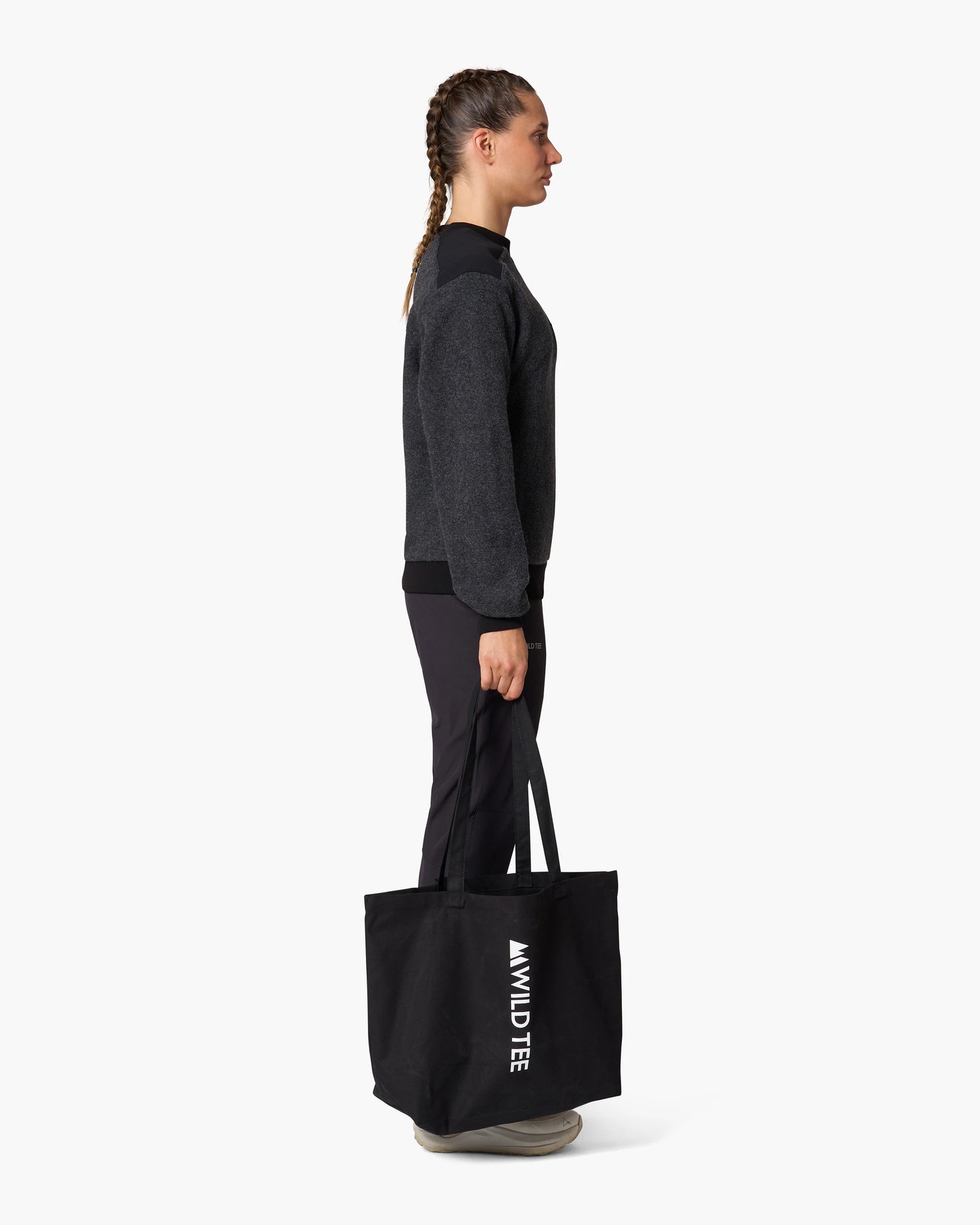 Maglione a girocollo nero, indossato, vista laterale
