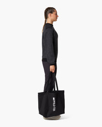 Maglione a girocollo nero, indossato, vista laterale