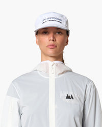 Cappellino da corsa bianco, indossato, vista frontale