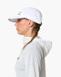 Cappellino da corsa bianco, indossato, vista laterale