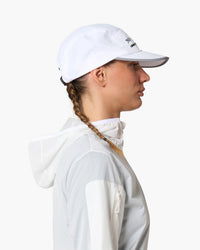 Cappellino da corsa bianco, indossato, vista laterale