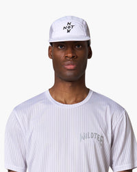 Cappellino da corsa bianco, indossato, vista frontale