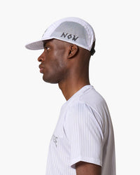 Cappellino da corsa bianco, indossato, vista laterale