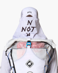 Copri collo per cappellino bianco, indossato, vista posteriore