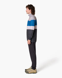 Felpa con mezza zip, indossata, vista laterale