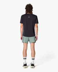 Pantaloncini corti verde menta, indossati, vista posteriore
