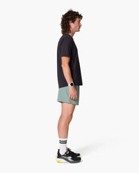 Pantaloncini corti verde menta, indossati, vista laterale