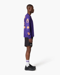 Maglia a maniche lunghe viola, indossata, vista laterale